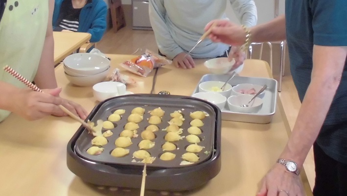 ホットプレートでたこ焼きをひっくり返す様子